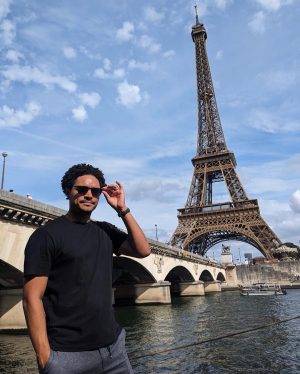 Trevor Noah Instagram - Paris, merci beaucoup pour l'amour et le soutien que vous m'avez montrés ce week-end. J'ai adoré partager des repas avec vous, rire avec vous et avoir les meilleures disputes à 2 heures du matin devant un café.

Je ne savais pas à quoi m'attendre mais toutes mes attentes ont été dépassées. Paris a mon cœur et Transavia a toujours mes bagages. 😂

Paris thank you so much for the love and support you showed me this weekend. I enjoyed sharing meals with you, laughs with you, and having the best arguments at 2am outside a cafe. 

I don’t know what to expect but all my expectations were exceeded. Paris has my heart and Transavia still has my luggage. 😂

📸: @wilsylvince