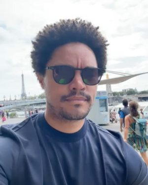 Trevor Noah Instagram - Paris, merci beaucoup pour l'amour et le soutien que vous m'avez montrés ce week-end. J'ai adoré partager des repas avec vous, rire avec vous et avoir les meilleures disputes à 2 heures du matin devant un café.

Je ne savais pas à quoi m'attendre mais toutes mes attentes ont été dépassées. Paris a mon cœur et Transavia a toujours mes bagages. 😂

Paris thank you so much for the love and support you showed me this weekend. I enjoyed sharing meals with you, laughs with you, and having the best arguments at 2am outside a cafe. 

I don’t know what to expect but all my expectations were exceeded. Paris has my heart and Transavia still has my luggage. 😂

📸: @wilsylvince