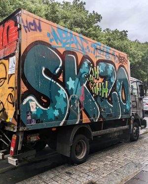 Trevor Noah Instagram - Paris, merci beaucoup pour l'amour et le soutien que vous m'avez montrés ce week-end. J'ai adoré partager des repas avec vous, rire avec vous et avoir les meilleures disputes à 2 heures du matin devant un café.

Je ne savais pas à quoi m'attendre mais toutes mes attentes ont été dépassées. Paris a mon cœur et Transavia a toujours mes bagages. 😂

Paris thank you so much for the love and support you showed me this weekend. I enjoyed sharing meals with you, laughs with you, and having the best arguments at 2am outside a cafe. 

I don’t know what to expect but all my expectations were exceeded. Paris has my heart and Transavia still has my luggage. 😂

📸: @wilsylvince