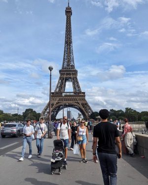 Trevor Noah Instagram - Paris, merci beaucoup pour l'amour et le soutien que vous m'avez montrés ce week-end. J'ai adoré partager des repas avec vous, rire avec vous et avoir les meilleures disputes à 2 heures du matin devant un café.

Je ne savais pas à quoi m'attendre mais toutes mes attentes ont été dépassées. Paris a mon cœur et Transavia a toujours mes bagages. 😂

Paris thank you so much for the love and support you showed me this weekend. I enjoyed sharing meals with you, laughs with you, and having the best arguments at 2am outside a cafe. 

I don’t know what to expect but all my expectations were exceeded. Paris has my heart and Transavia still has my luggage. 😂

📸: @wilsylvince