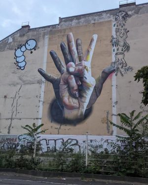 Trevor Noah Instagram - Berlin. Vielen Dank, dass ihr zu meinen Auftritten gekommen seid und mich dazu inspiriert habt, auf neue und wundervolle Weisen zu kreieren. Ich habe so viel von dieser erstaunlichen Stadt gelernt, die voller Kunst und Kultur und ohne Urteile ist. Ich hoffe, euch bald wieder zu sehen, wenn ich ein neues Outfit für das Berghain habe. 😄

Berlin. Thank you so much for joining me at my shows and inspiring me to create in new and wonderful ways. I learned so much from this amazing city that’s full of art and culture and no judgment. I hope to see you again soon when I get a new outfit for Berghain. 😄