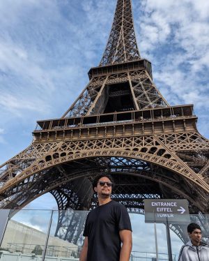 Trevor Noah Instagram - Paris, merci beaucoup pour l'amour et le soutien que vous m'avez montrés ce week-end. J'ai adoré partager des repas avec vous, rire avec vous et avoir les meilleures disputes à 2 heures du matin devant un café.

Je ne savais pas à quoi m'attendre mais toutes mes attentes ont été dépassées. Paris a mon cœur et Transavia a toujours mes bagages. 😂

Paris thank you so much for the love and support you showed me this weekend. I enjoyed sharing meals with you, laughs with you, and having the best arguments at 2am outside a cafe. 

I don’t know what to expect but all my expectations were exceeded. Paris has my heart and Transavia still has my luggage. 😂

📸: @wilsylvince