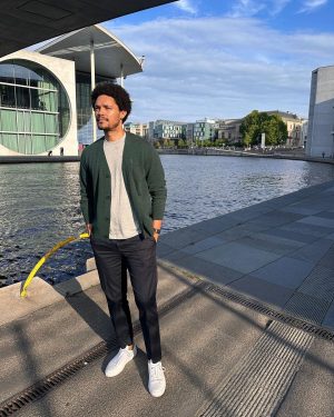 Trevor Noah Instagram - Berlin. Vielen Dank, dass ihr zu meinen Auftritten gekommen seid und mich dazu inspiriert habt, auf neue und wundervolle Weisen zu kreieren. Ich habe so viel von dieser erstaunlichen Stadt gelernt, die voller Kunst und Kultur und ohne Urteile ist. Ich hoffe, euch bald wieder zu sehen, wenn ich ein neues Outfit für das Berghain habe. 😄

Berlin. Thank you so much for joining me at my shows and inspiring me to create in new and wonderful ways. I learned so much from this amazing city that’s full of art and culture and no judgment. I hope to see you again soon when I get a new outfit for Berghain. 😄