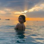 Tridha Choudhury Instagram – Life is truly magical … just look beyond the usual and watch it unfold 🧿 – #misstriouslyours 

#travelwithtridha #therapywithtridha #magicalmoments #sunsetcaptures #chasingsunsets #traveltherapy #travel_drops #beachdays #beachesofinstagram #beachesoftheworld Café Del Mar Phuket
