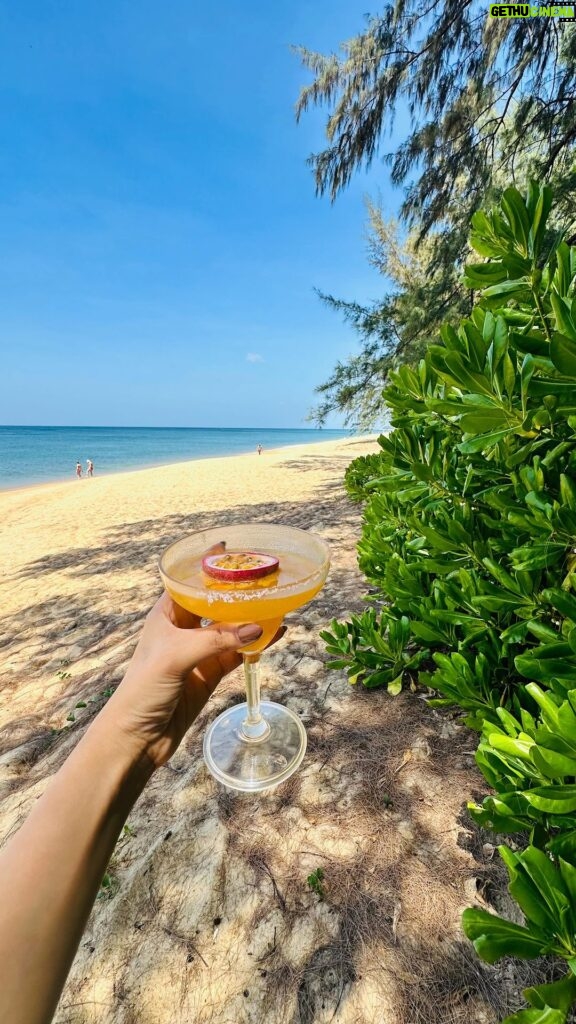 Tridha Choudhury Instagram - Make every moment count 🌻 #therapywithtridha #travelwithtridha #beachfinds #beachvacation #beachwear #chasingsunsets #sunsetsofinstagram #sunsetgram