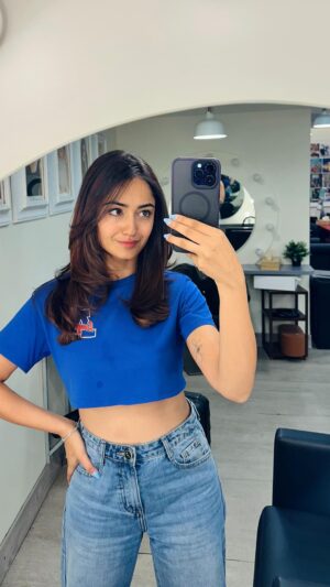 Tridha Choudhury Instagram - Do you believe in the Power of Love??? 💙

Love makes the world a better place doesn’t it ? 

#therapywithtridha #love #lovequotes #loveyourselfmore #loveistheanswer #newhairday #butterflyhaircut