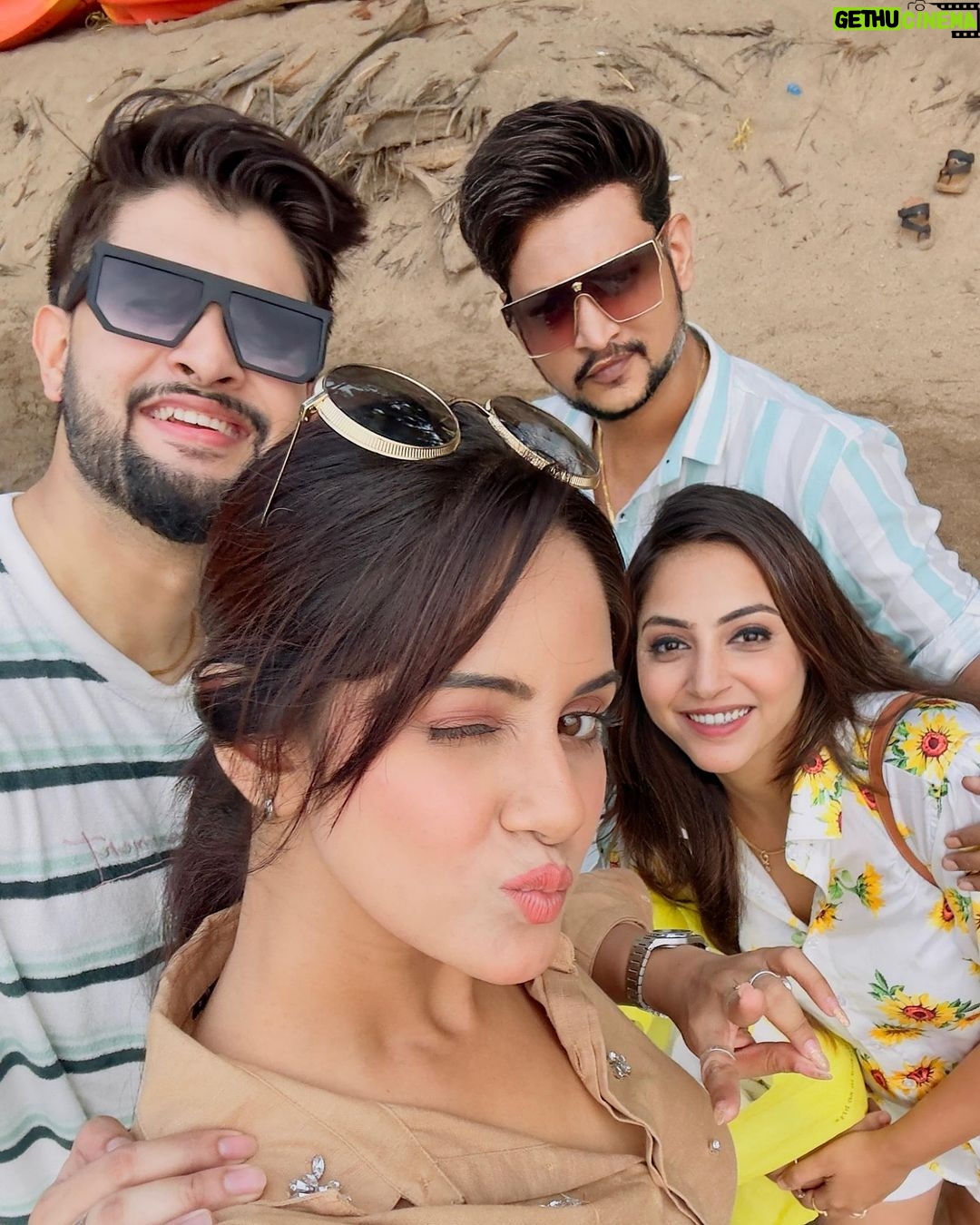 Trina Saha Instagram - Happy Anniversary to my most favourite couple.. Stay blessed always.. Love and luck to you … #Amra_Achi ❤️❤️ Goa