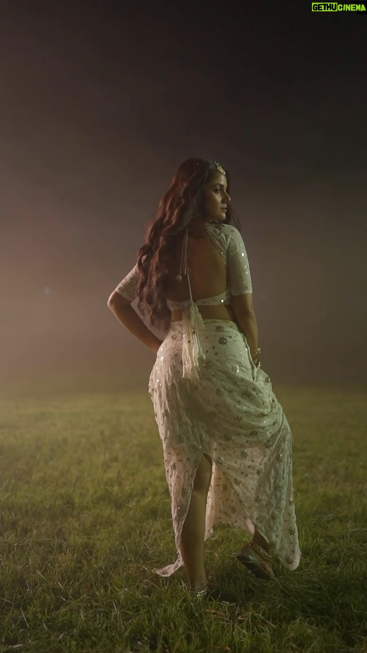Trina Saha Instagram - Finally the Item Song of the year is out 🤞 @ydfilmssocial @timesmusicbangla @nusratchirps @yashdasgupta @babbachi @rahuullllllll @amlaanac @ishan.mitra_official @makeupartist_subhasis @kiara_sen111 #sodasong #senti #mentaal #trinsi