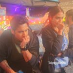 Trina Saha Instagram - এত মনোযোগ দিয়ে টোটোয় বসে কোন গানের শুটিং দেখছে যশ ও নুসরত...@trinasaha21 @neel_bhattacharya do you have any clue ?