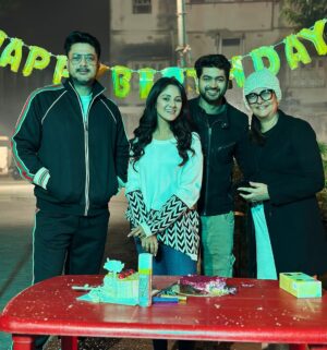 Trina Saha Instagram - And the celebration would have remained incomplete without my LBAK team ♥️♥️

Thank u @jisshuujjalsenguptaproductions and the entire team…love u all ♥️♥️

#trinsi #lbak #birthday