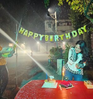 Trina Saha Instagram - And the celebration would have remained incomplete without my LBAK team ♥️♥️

Thank u @jisshuujjalsenguptaproductions and the entire team…love u all ♥️♥️

#trinsi #lbak #birthday