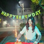 Trina Saha Instagram - And the celebration would have remained incomplete without my LBAK team ♥️♥️ Thank u @jisshuujjalsenguptaproductions and the entire team…love u all ♥️♥️ #trinsi #lbak #birthday