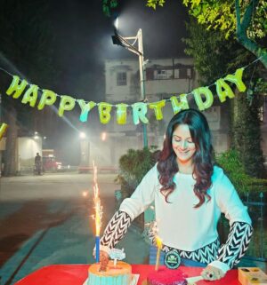 Trina Saha Instagram - And the celebration would have remained incomplete without my LBAK team ♥️♥️

Thank u @jisshuujjalsenguptaproductions and the entire team…love u all ♥️♥️

#trinsi #lbak #birthday