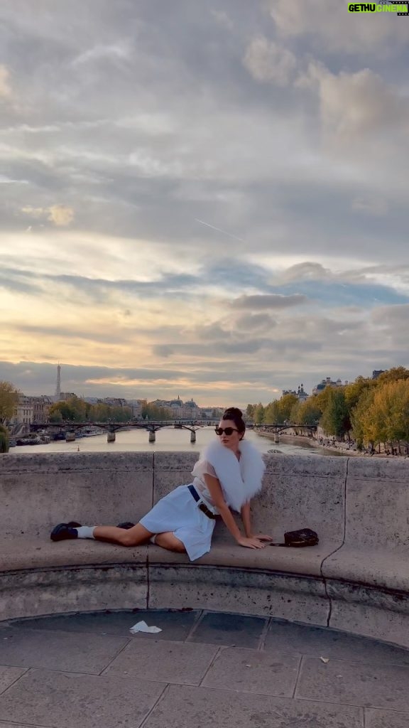 Tuba Büyüküstün Instagram - Daydreaming with #miumiu in Paris.. #pfw #davet #işbirliği Pont Neuf