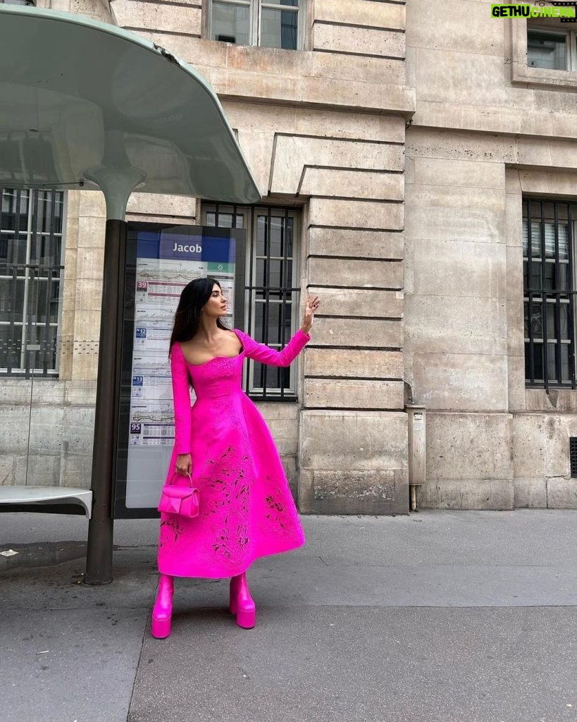 Tuba Büyüküstün Instagram - Paris with @maisonvalentino 💖 from the eye of @vogueturkiye let’s get some pink vibe in our lives.. power of women.. peace.. They tell us how we have to live, we live how we want to.. #davet #işbirliği