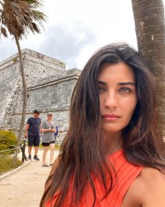 Tuba Büyüküstün Instagram - #mayanruins gave me a rock to seat today and a tree trunk to hold my back.. 🌴 i am safe..