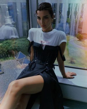 Tuba Büyüküstün Instagram - #Repost @buraksanuk 
・・・
anotherself & another story w/ one&only @tubabustun.official 🔥 #tubabuyukustun in @dior pre-fall 22 styled by me. big thanks to @aytulaykestudio 🥂
・
@buraksanuk ❣️ i love you with all my heart

#netflixdavet