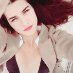 Tuba Büyüküstün Instagram - 🌊 Sonbahardan kalma bir güne uyanmıştı kadın.. Bir önceki günün sakinliğinden eser yoktu.. Güneşten ısınmış kumlara uzanmaktı tek hayali oysa ama belli o gün bugün değildi.. Yine de inecekti deniz kıyısına. Bikinisini giydi, üzerine bir gömlek aldı.. yetmedi.. yanında getirdiği tek ceketini geçirdi üstüne, ayağına botlarını çekti.. okuması gereken bi kaç şey vardı günlerdir ertelediği.. onları aldı koltukaltına ve denize en yakın şezlonga oturdu.. bomboştu ortalık. Bu soğukta denize girme cesareti gösteren bir oğlan çocuğu ile annesi dışında.. Asla böyle bir havada denize giremezdi kadın.. yapamazdı işte.. yapanlara özendi.. An o kadar güzeldi ki, kadın sadece hafızasında kalacaklarla yetinmek istemedi..