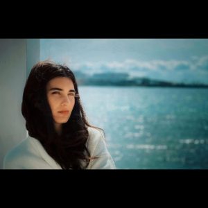 Tuba Büyüküstün Instagram - Beklerken.. 📸 @serdar_armutlu 💙 #mavi #kameraarkası #backstage #sefirinkızı