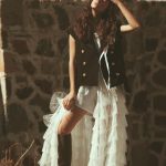 Tuba Büyüküstün Instagram - Tezatların buluşması bazen çok şaşalı olur.. Beklenmedik biçimde bütünleşiverirler.. İnsanda alışagelmedik bir rahatlık ve huzur duygusu yaratır.. @vogueturkiye @tubabustun.official #huzuragötürenhisler @debora_zakuto @korayparlak @ceylanatinc @ibrahimzengin @hakankulturofficial ✨