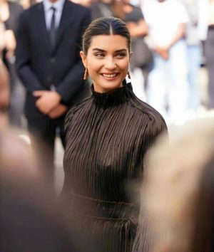 Tuba Büyüküstün Instagram - From Hermés show..✨
Big thanks for making me feel home..🧡 @hermes @metin.gursoy #hermes
Hair and makeup by @vincentdemoro & @elikabavar 
#pfw #parisfashionweek #photography #streetphotographyinternational #paris

#davet #işbirliği
