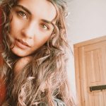 Tuba Büyüküstün Instagram - Gördüklerinde “kağıt bebek” derlerdi.. Düşünürdü küçük kız “Kağıt bebek olmak iyi bir şey mi?” diye..Kendini buruşturulup atılırken hayal ederdi, ya da ortadan ikiye yırtardı iki el onu.. “Kağıt bebek” dediklerinde hayalinde sonu hep çöpte biterdi.. Oysa bunu söyleyenlerin yüzünde çok güzel bir şey söylüyormuş gibi sevgi dolu bir ifade olurdu.. Anlamazdı küçük kız.. Zaten bu hayatta anlamakta zorlandığı pek çok şey vardı..