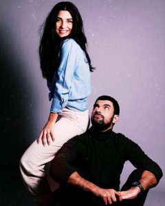 Tuba Büyüküstün Instagram - Evet, bazen de omuzunda taşımaktır.. 🦋 #actorslife #actress #actor #enginakyürek #tubabüyüküstün #partnership #partnersincrime #2021