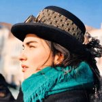 Tuba Büyüküstün Instagram - 31.12.2019✨ Geçen sene bugün.. Yine yeni dilekler ve umutlar vardı kelimelerimizde.. Dileklerimizde sağlık hep başı çekerdi.. Sağlık olsun da.. Ama 2020 yepyeni bir deneyimle girdi hayatımıza, hem de dünya çapında bir deneyim yaşattı bize.. Sağlığımızla sınandık, korkularımızla, yalnızlığımızla, aldığımız nefesle, birbirimizle kurduğumuz ilişkilerle, iletişimle, parayla,kendimize seçtiğimiz hayatlarımızla sınandık.. Benim için 2020 bir okul gibiydi.. Almam gereken derslere odaklandım. Birbirimizi tanısak da tanımasak da bir olmalıydık.. Bizi birey birey ayırdılar ama aslında dünya nasıl da bir bütünün parçaları olduğumuzu bize anlattı. Parçalandık, kendimizi daha iyi tanımak için. Şimdi ,artık kendini tanıyan, ne istediğini daha iyi bilen,daha da güçlü bireyler olarak bir bütüne dönüşme zamanı.. Tüm hücrelerimizde koşulsuz sevginin dolaştığını,sürekli birimizden diğerine aktığını hissetme zamanı.. Sevgide, ilgide, şefkatte, paylaşımda cömert olma zamanı.. 2021 güzelliklerle , aşkla, sevgiyle, içimize derin bir nefes alır gibi gelsin hayatlarımıza.. ✨ 🤍 KUTLU OLSUN..