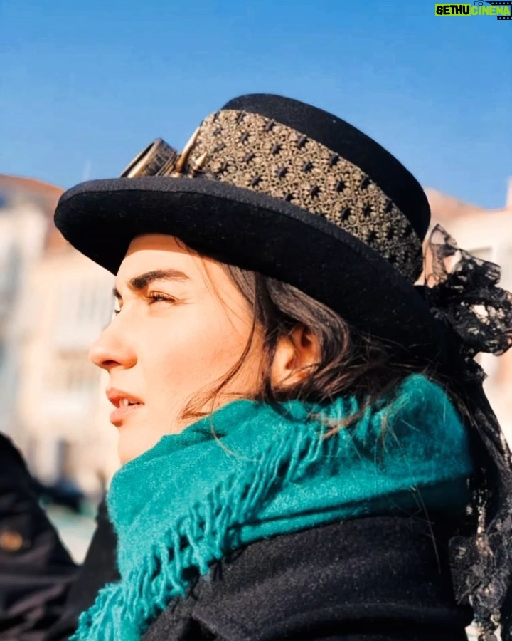 Tuba Büyüküstün Instagram - 31.12.2019✨ Geçen sene bugün.. Yine yeni dilekler ve umutlar vardı kelimelerimizde.. Dileklerimizde sağlık hep başı çekerdi.. Sağlık olsun da.. Ama 2020 yepyeni bir deneyimle girdi hayatımıza, hem de dünya çapında bir deneyim yaşattı bize.. Sağlığımızla sınandık, korkularımızla, yalnızlığımızla, aldığımız nefesle, birbirimizle kurduğumuz ilişkilerle, iletişimle, parayla,kendimize seçtiğimiz hayatlarımızla sınandık.. Benim için 2020 bir okul gibiydi.. Almam gereken derslere odaklandım. Birbirimizi tanısak da tanımasak da bir olmalıydık.. Bizi birey birey ayırdılar ama aslında dünya nasıl da bir bütünün parçaları olduğumuzu bize anlattı. Parçalandık, kendimizi daha iyi tanımak için. Şimdi ,artık kendini tanıyan, ne istediğini daha iyi bilen,daha da güçlü bireyler olarak bir bütüne dönüşme zamanı.. Tüm hücrelerimizde koşulsuz sevginin dolaştığını,sürekli birimizden diğerine aktığını hissetme zamanı.. Sevgide, ilgide, şefkatte, paylaşımda cömert olma zamanı.. 2021 güzelliklerle , aşkla, sevgiyle, içimize derin bir nefes alır gibi gelsin hayatlarımıza.. ✨ 🤍 KUTLU OLSUN..