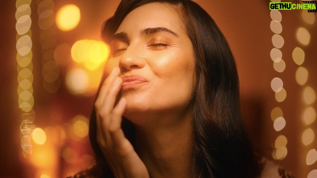 Tuba Büyüküstün Instagram - #Repost @depofilm ❣️ ・・・ Starring: @tubabustun.official💫✨ Directed by: @elifkalkan D.O.P: @soykutturan Agency: @ajanspropaganda Client: @mutlulukdeninceakla #IntenseVeBen #depofilm #fiminturkey #işbirliği