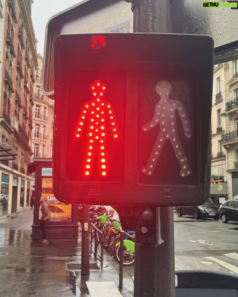 Tuba Büyüküstün Instagram - Green lights, red lights.. like life itself.. what if we can’t see the red lights in life..? Or the greens?? Attention mes amis, attention.. 🙃