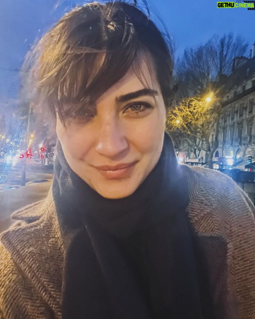 Tuba Büyüküstün Instagram - Paris qui me réveille à 04h30 Ok.. Bonjour..🥱 Saat 04.30 da beni uyandıran Paris.. Tamam o zaman.. Günaydın..✨