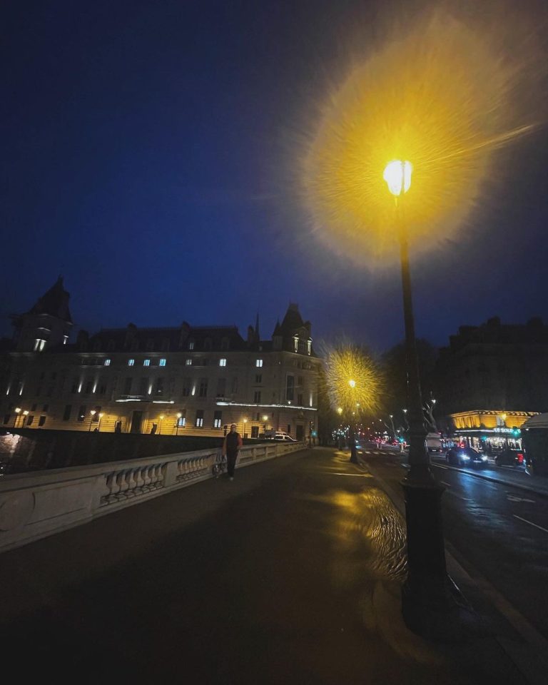 Tuba Büyüküstün Instagram - Paris qui me réveille à 04h30 Ok.. Bonjour..🥱 Saat 04.30 da beni uyandıran Paris.. Tamam o zaman.. Günaydın..✨