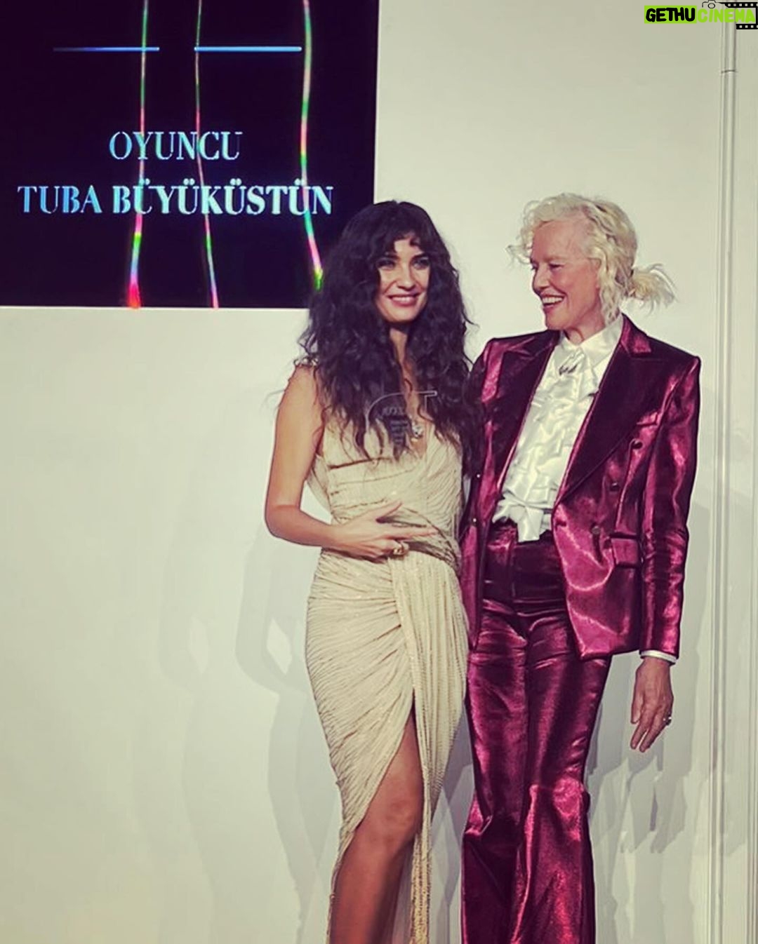 Tuba Büyüküstün Instagram - Thank you for this amazinggg night @harpersbazaarturkiye ✨❣️ was unforgetable.. The Peninsula Istanbul