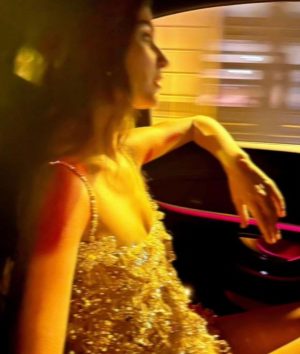 Tuba Büyüküstün Instagram - A Valentino night..🍾✨
@maisonvalentino #nightphotography #valentino #streetphotography #paris #pfw #parisfashionweek #silver 

#davet #işbirliği