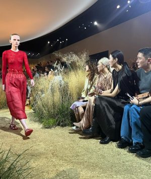 Tuba Büyüküstün Instagram - From Hermés show..✨
Big thanks for making me feel home..🧡 @hermes @metin.gursoy #hermes
Hair and makeup by @vincentdemoro & @elikabavar 
#pfw #parisfashionweek #photography #streetphotographyinternational #paris

#davet #işbirliği