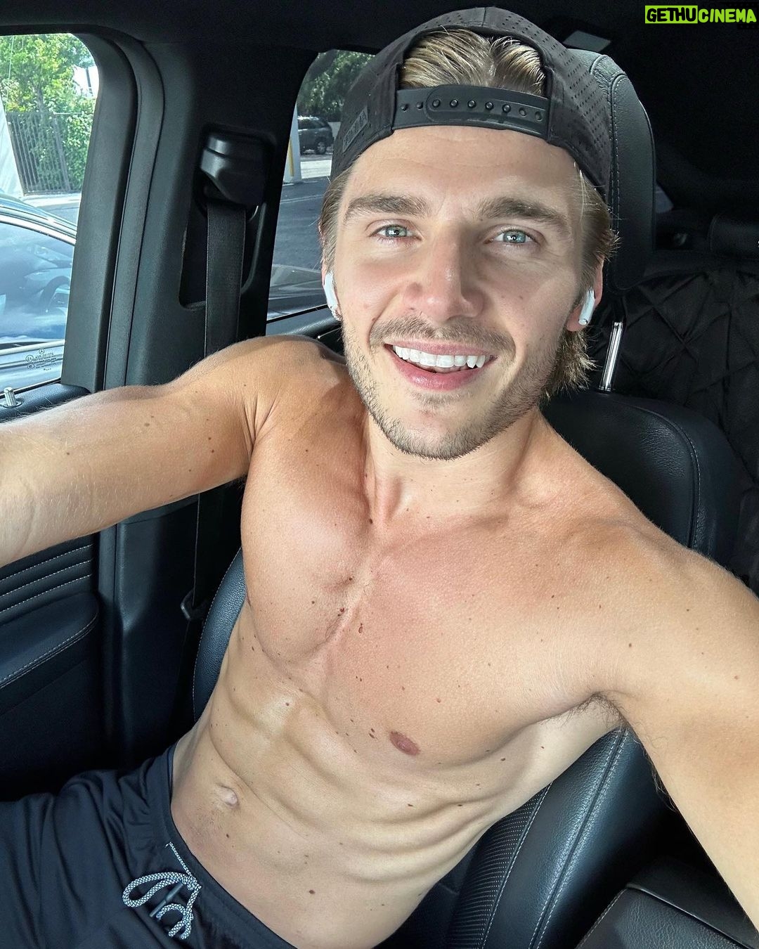 Twan Kuyper Instagram - Sunday still have to get it in. We're on day 55 of the 75 day challenge can't be happier with the result of staying discipline ❤️ #loveyourself