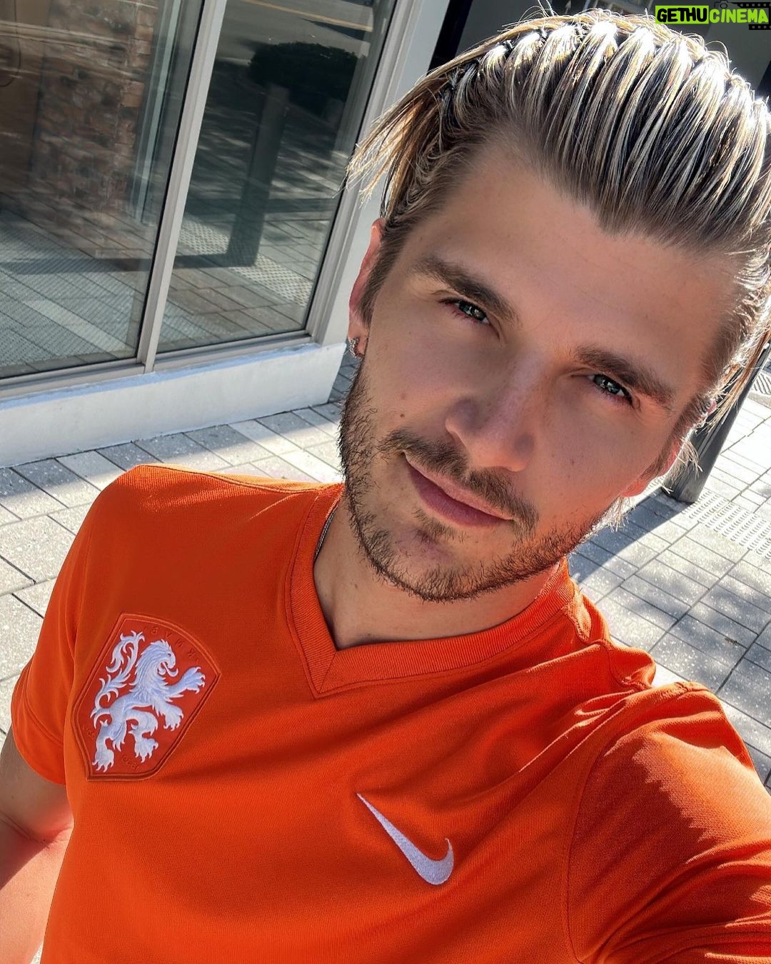 Twan Kuyper Instagram - Fijne Koningsdag, dit is mijn 10de jaar in Amerika. Wow de tijd gaat zo snell! Maar ook al ben ik al zo lang weg van "thuis", hou ik nog steeds heel veel van mijn landje.