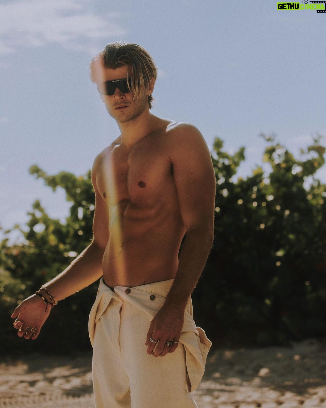 Twan Kuyper Instagram - The end of this challenge, 75 Hard, is near—I'm on day 68! Let me tell you what I love and hate about it. Let's start with the challenges I face! I hate that it's such a pain in the ass to do this every day for this long. 75 days is much longer than I originally thought. Many times, I considered quitting. The only thing that kept me going was looking at the number of days I had already completed. Those days would mean nothing if I gave up now. So, in order to keep going, I had to change my mindset. I stopped focusing on the big number, 75, and instead focused on winning today. I would do my tasks and make today my own. I would do the same the next day. This approach kept me grounded in the present and prevented me from looking too far forward. Now, let's talk about what I absolutely love about this challenge—the development of insane discipline. Excuses don't matter. For some reason, it gives me comfort to know that regardless of my desires or feelings, I have to complete these tasks. It makes me feel tough. I also love the realization that everything that feels good now will suck later, and everything that sucks now will feel amazing later. Mentally, I feel the best I've ever felt. Physically, I feel the best I've ever felt. Overall, I feel amazing, and I'm in the best shape I've ever been. I will say one thing: if you're considering taking on this challenge but waiting for motivation to kick in before you start, don't bother. I can say with absolute certainty that you won't stay motivated for 75 days. So, don't make the mistake of relying solely on motivation. For anyone who's willing to give it a shot, I say good luck! I wish you all the best, and remember, what may suck now will feel amazing later. Your best days are ahead of you. 📸 @mvphotographer