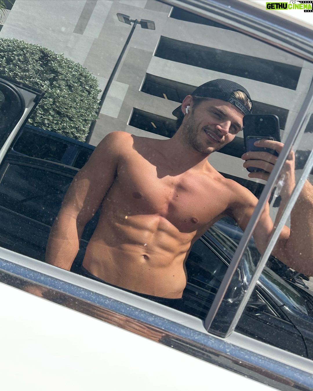 Twan Kuyper Instagram - Sunday still have to get it in. We're on day 55 of the 75 day challenge can't be happier with the result of staying discipline ❤️ #loveyourself