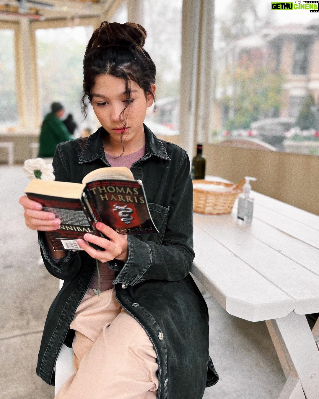 Txunamy Ortiz Instagram - Fun fact: I read… A LOT! What’s your fav book, Any recommendations? 😇 @diezelortiz