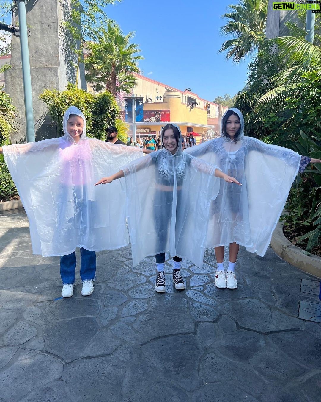 Txunamy Ortiz Instagram - Thank you @horrornights for having me. It was a very scary, & fun night 🎃Which maze do you think was my fav? #UniversalHHN