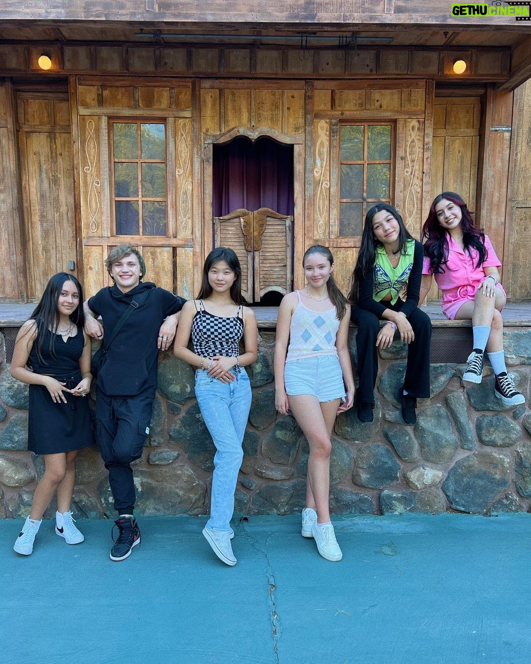 Txunamy Ortiz Instagram - Enjoying life 💚 W/ friends. Wbu?