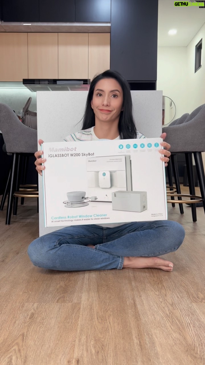 Tyas Mirasih Instagram - Ngerasain ngga sih repotnya bersihin jendela dirumah, apalagi yang jangkauannya susah? Untung ada Window Cleaner dari @mamibotindonesia, iGLASSBOT W200 SkyBot 😍 Sudah menggunakan kain microfiber dan cordless pastinya. Solusi paling tepat buat kita yang punya banyak aktivitas tapi mau rumah tetep bersih 😍