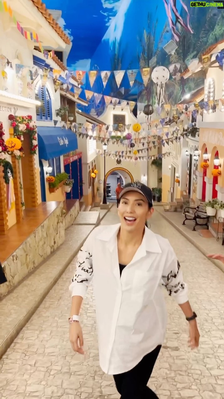 Tyas Mirasih Instagram - Liburan bareng keluarga makin seru di @transstudio.cibubur kamu bisa main banyak wahana yang memacu adrenaline sampai nonton show spektakuler yang ada disini. Pokoknya cocok banget buat liburan bareng keluarga kalian π₯° Tak hanya seru, kamu juga bisa mendapatkan potongan harga hingga Rp. 75.000! Jadi berapa harganya setelah promo? Weekdays: Rp. 190.000/ Tiket Weekend: Rp. 250.000/ Tiket Tak hanya itu, kamu juga bisa mendapatkan bonus 2 voucher fast track lho! Hemat, banget kan? Yuk dapatkan segera promonya di www.transentertainment.com dan nikmati petualangan tak terlupakan di bulan November! π’π‘π *Promo terbatas di bulan November #HujanPromoNovember #TransStudioCibubur #TransStudio