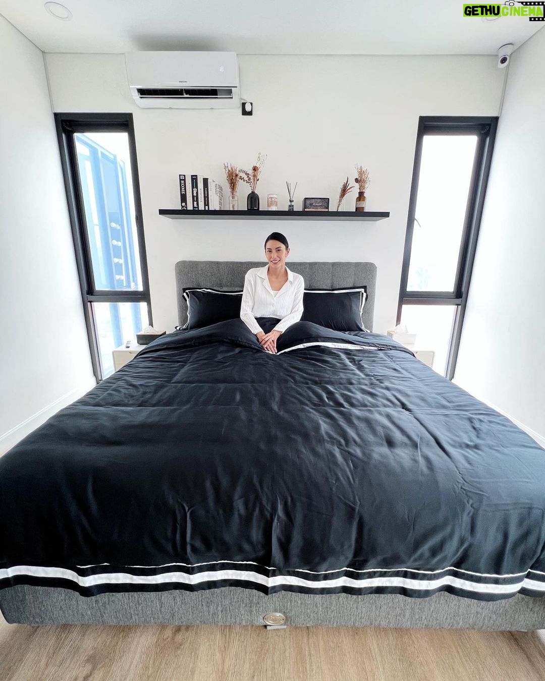 Tyas Mirasih Instagram - @lovelinen_official hadir untuk memberikan pengalaman kualitas tidur terbaik dengan design yang berbeda dan menarik. Dengan penambahan aksen list yang membuat tampilan set semakin elegan, minimalis dan tidak pasaran. Kualitas bahan yang sudah terjamin tanpa kalian harus khawatir akan kenyamanan bahannya. Terdapat 3 bahan yang dijual di LoveLinen yaitu bahan TNCL 60s, Egyptian Sateen dan Jepang Premium. Ayo buruan order! Hanya di @lovelinen_official yang bisa memberikan kerapian, bahan terbaik dan kualitas bintang 5.