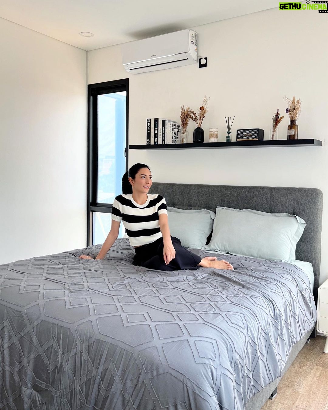 Tyas Mirasih Instagram - Kamar jadi tempat beristirahat dari padatnya kegiatan seharian. Untuk kenyaman tidur aku ngga mau asal pilih. Aku pake @beglance.id by @kintakun_collections yang bukan cuma bikin cantik kamar tapi juga bisa meningkatkan kualitas tidur jadi lebih baik 💖 #MakeSleepBetter #BikinTidurEnak