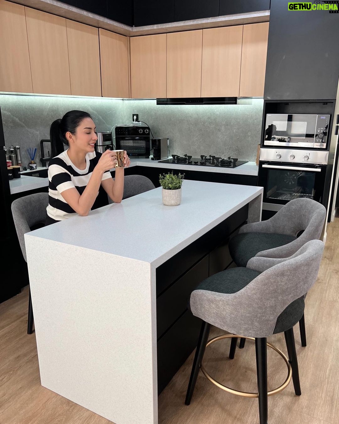 Tyas Mirasih Instagram - Udah berkali kali custom furniture di @azzahra_furniture_art_designnn dan ngga pernah nyesel. Hasilnya bener bener rapih, quality bagus dan sesuai request aku. Untuk dirumah baru aku, aku custom kitchen stool, keren dan nyaman banget hasilnya 😍 Thank you so much @azzahra_furniture_art_designnn