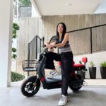 Tyas Mirasih Instagram - Makin hari kemacetan dan polusi kian meningkat, salah satu upaya aku untuk menjaga lingkungan dengan cara menggunakan sepeda listrik dari SunRace🍃 Selain perawatannya yang mudah, sepeda listrik SunRace juga memiliki kelebihan fitur yang lengkap😍👌 Yuk kembaran sama aku pakai Excellent Ace sepeda listrik dari SunRace!🥰 #sunrace #sepedalistriksunrace #gogreen