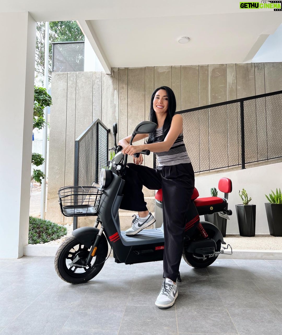 Tyas Mirasih Instagram - Makin hari kemacetan dan polusi kian meningkat, salah satu upaya aku untuk menjaga lingkungan dengan cara menggunakan sepeda listrik dari SunRace🍃 Selain perawatannya yang mudah, sepeda listrik SunRace juga memiliki kelebihan fitur yang lengkap😍👌 Yuk kembaran sama aku pakai Excellent Ace sepeda listrik dari SunRace!🥰 #sunrace #sepedalistriksunrace #gogreen